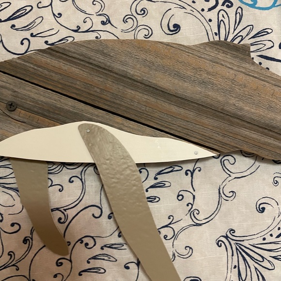 Etsy reclaimed wall art- whale. Super cute like new - Picture 4 of 5